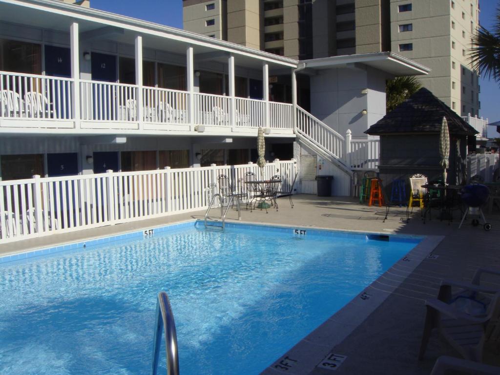 ein großes Schwimmbad vor einem Gebäude in der Unterkunft Edgewater Inn in Myrtle Beach