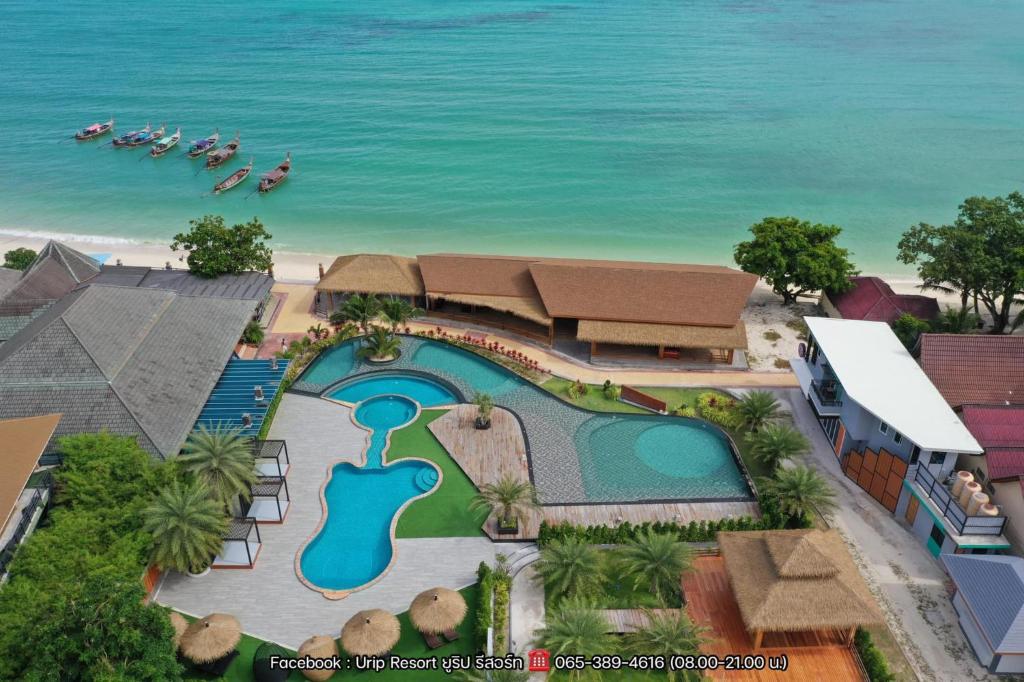 Bazén v ubytování U Rip Resort Phi Phi Hotel nebo v jeho okolí