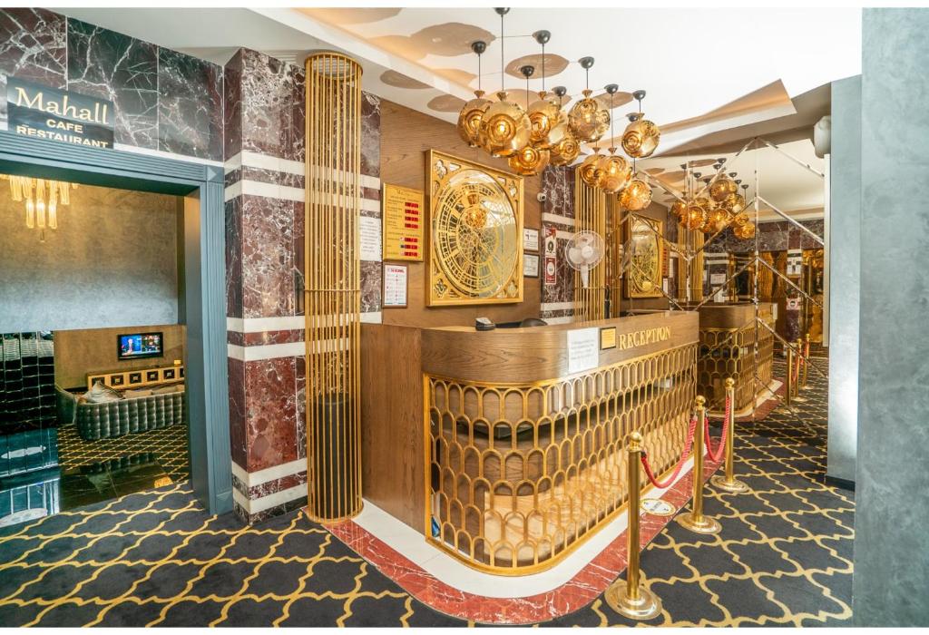 un vestíbulo con una barra de oro en una tienda en Ma City Hotel, en Estambul