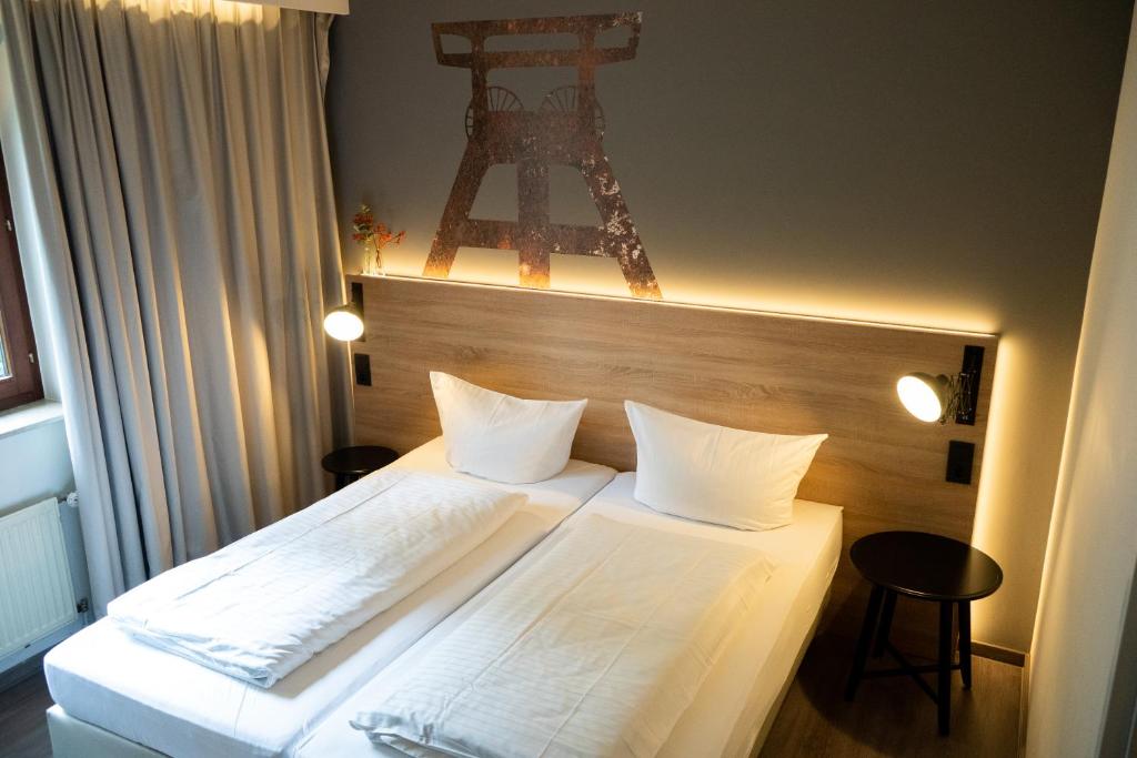 um quarto com duas camas e a torre Eiffel em Haus Hohenstein em Witten