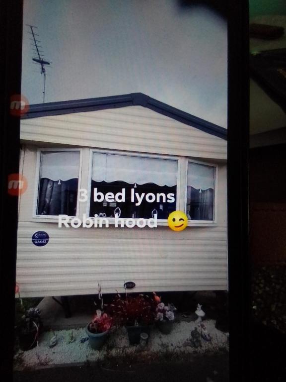 Uma casa de brinquedo com as palavras "cama lyons robinhood" nela. em Deluxe 3 bedroom Lyons Robin hood oaklands with free wifi free sky em Meliden