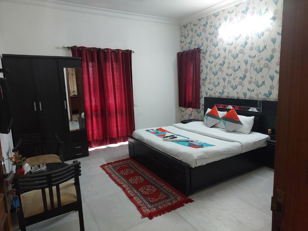 Postel nebo postele na pokoji v ubytování Hotel Ashray Noida