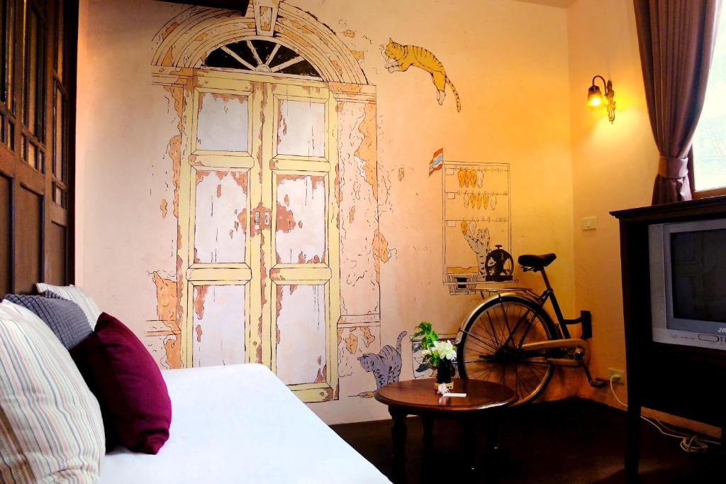 Postel nebo postele na pokoji v ubytování Old Capital Bike Inn - SHA Certified