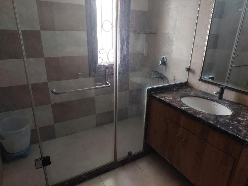 Koupelna v ubytování Hotel Ashray Noida