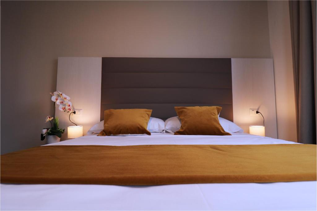 ein Schlafzimmer mit einem großen weißen Bett mit zwei Kissen in der Unterkunft Blu Hotel in Buccinasco