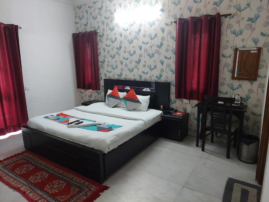 Postel nebo postele na pokoji v ubytování Hotel Ashray Noida