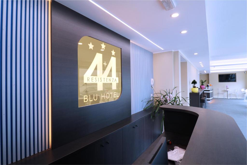 TV a/nebo společenská místnost v ubytování Blu Hotel