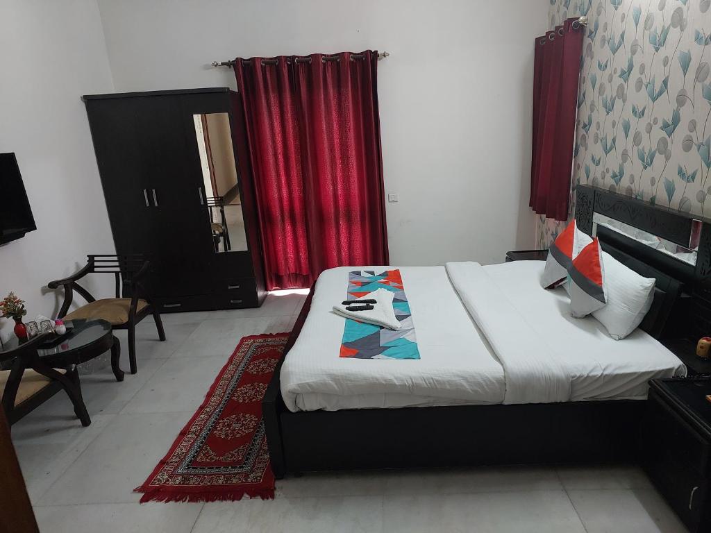 Postel nebo postele na pokoji v ubytování Hotel Ashray Noida