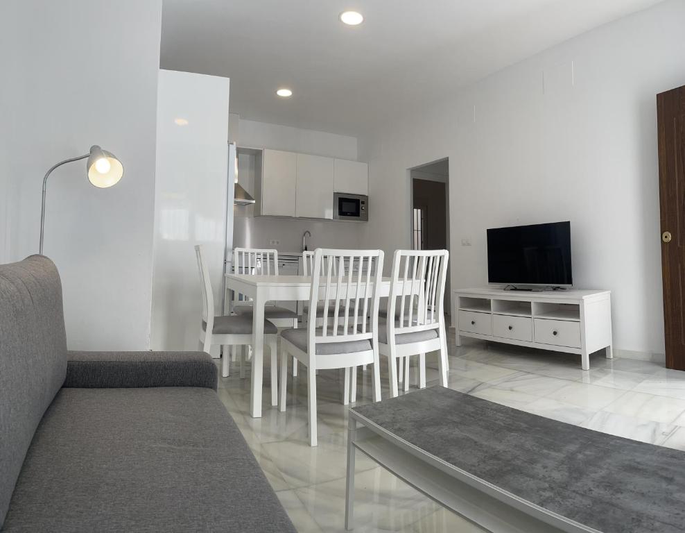 Televízia a/alebo spoločenská miestnosť v ubytovaní Apartamentos Registro Ronda Centro