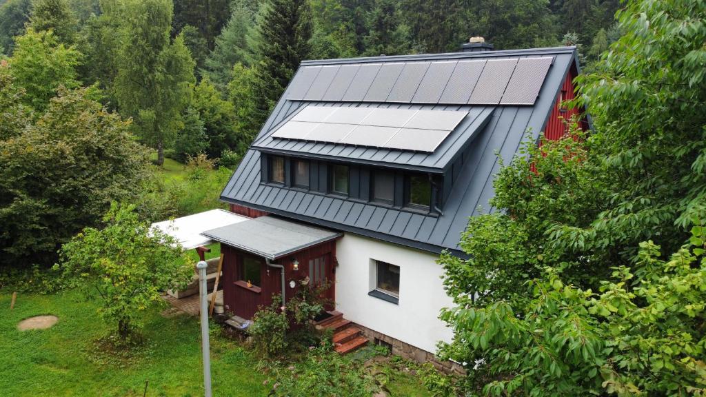 - une vue aérienne sur une maison dotée d'un toit solaire dans l'établissement Ferienhaus Waldhäus'l, à Bärenstein
