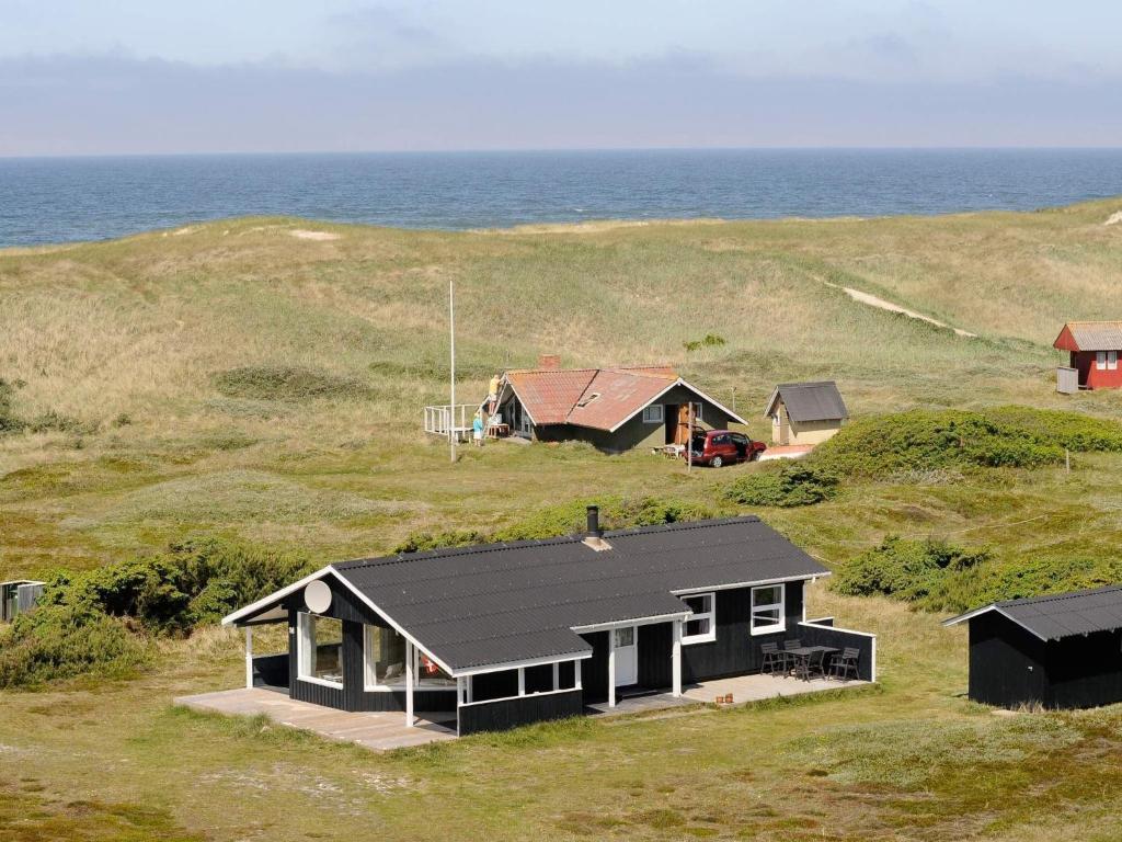 Vristにある6 person holiday home in Harbo reの海を背景にした丘の上の家