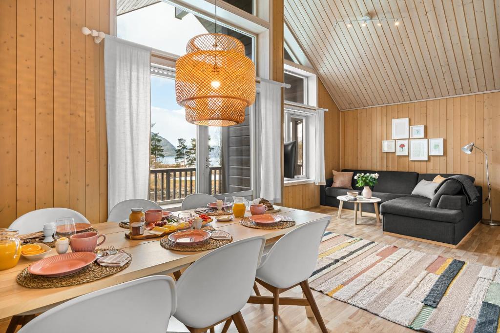 - une salle à manger avec une table et des chaises dans l'établissement Mikkelparken Ferietun, à Kinsarvik