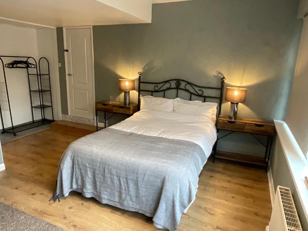 Een bed of bedden in een kamer bij Fab Stay UK - Coastal and Country Retreat with free secure off road parking minutes from both Dover and Deal