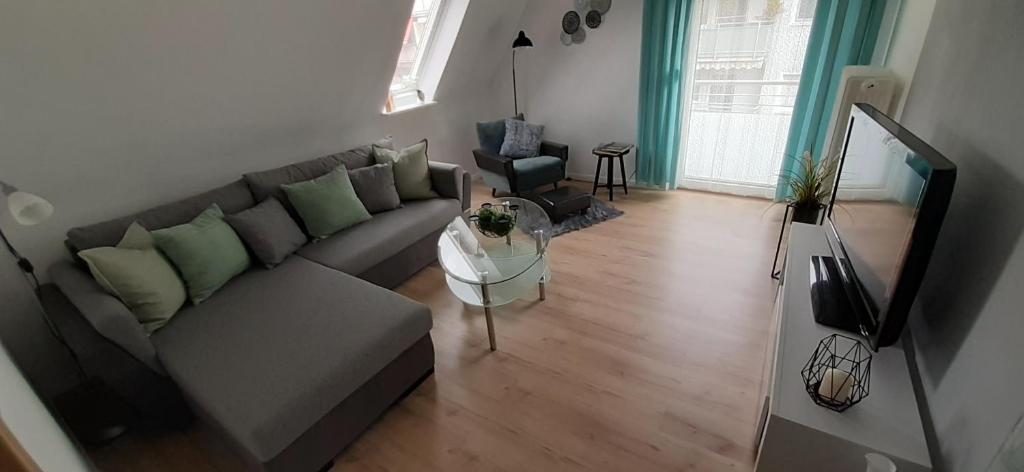 uma sala de estar com um sofá e uma mesa em Blickpunkt em Feucht