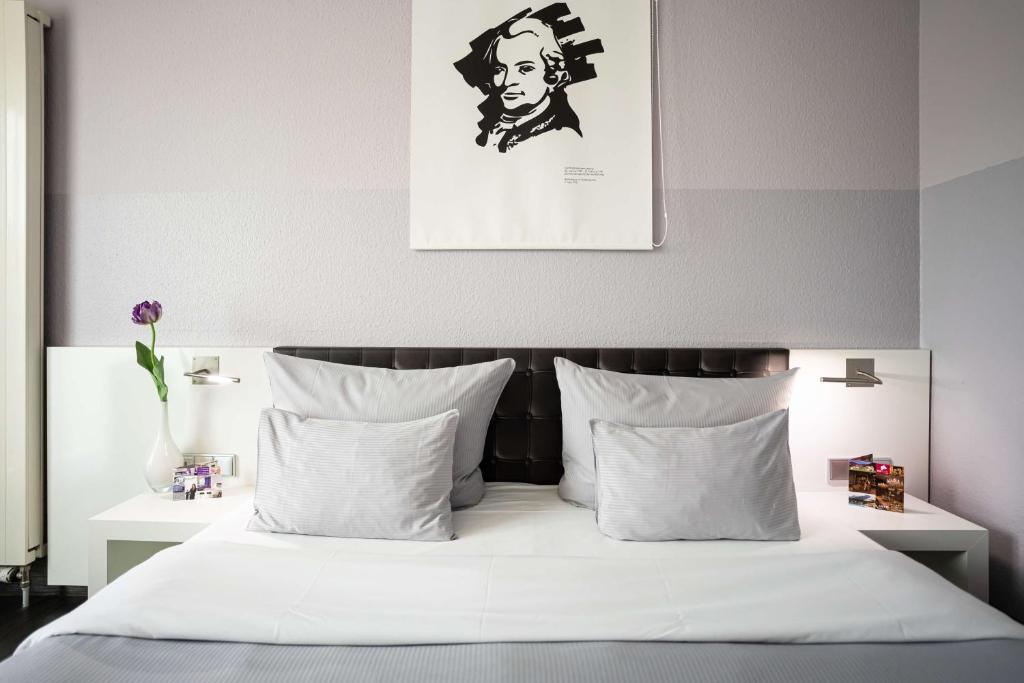 Postel nebo postele na pokoji v ubytování elaya hotel wolfenbuettel ehemals Rilano 24 7 Hotel Wolfenbüttel
