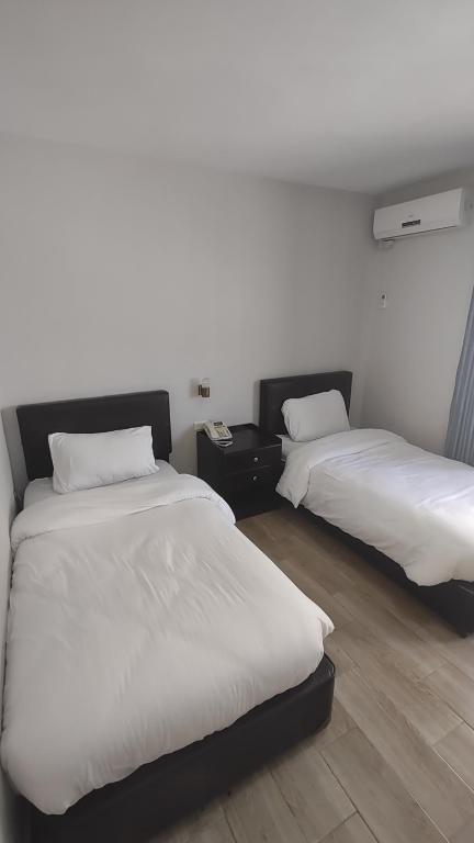 Postel nebo postele na pokoji v ubytování Black Iris Hotel