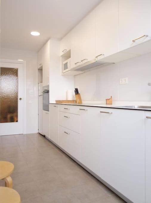 A kitchen or kitchenette at Precioso apartamento wifi, aparcamiento, piscina en Llanes