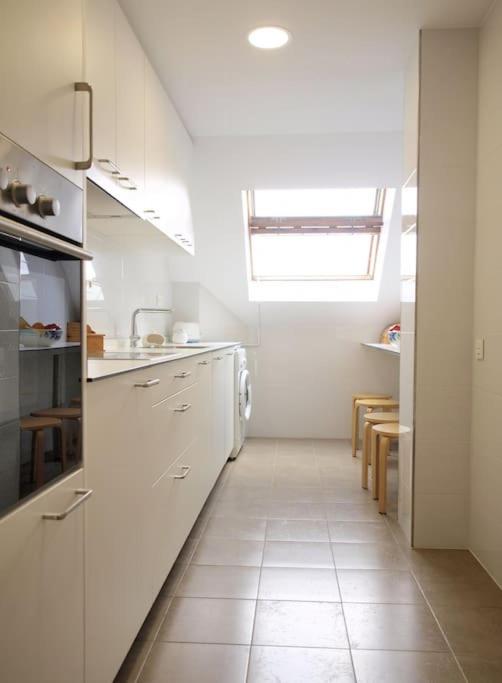 A kitchen or kitchenette at Precioso apartamento wifi, aparcamiento, piscina en Llanes