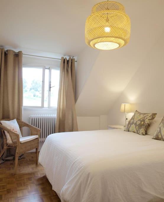 A bed or beds in a room at Precioso apartamento wifi, aparcamiento, piscina en Llanes