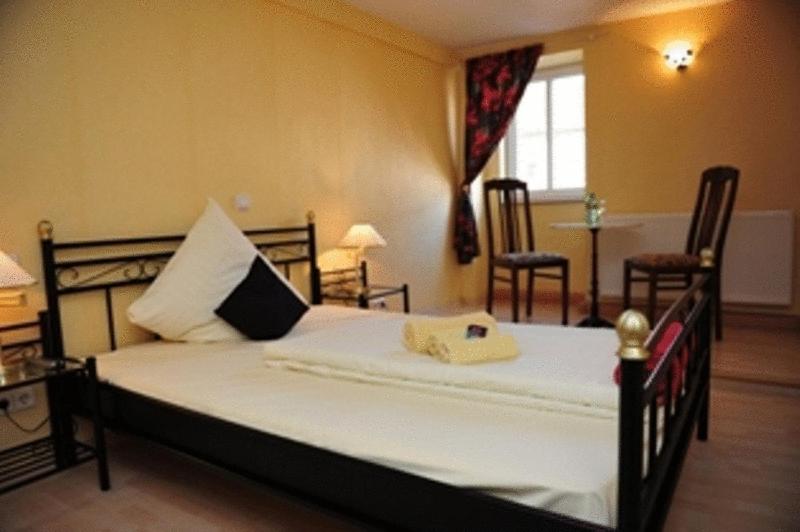 Postel nebo postele na pokoji v ubytování Hotel Hirsch Garni