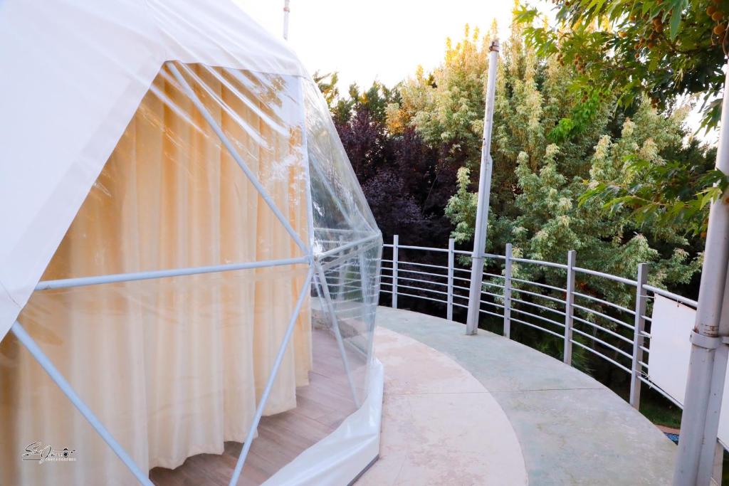 Une tente est installée sur une terrasse. dans l'établissement Layali Al Shams Hotel, à ‘Anjar