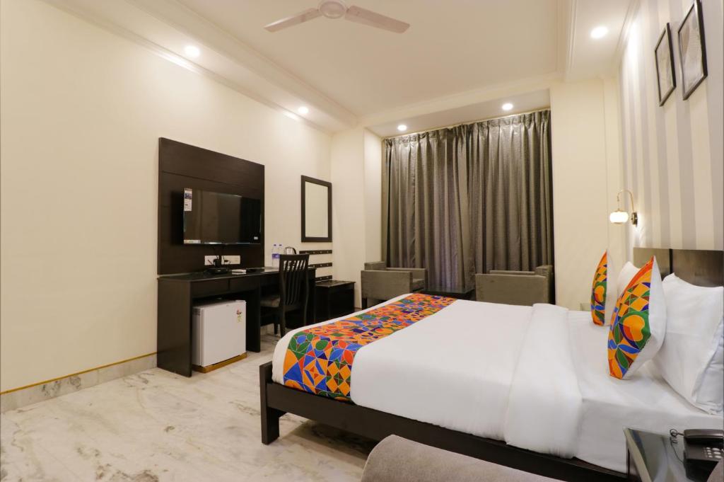 Postel nebo postele na pokoji v ubytování FabHotel RR Residency