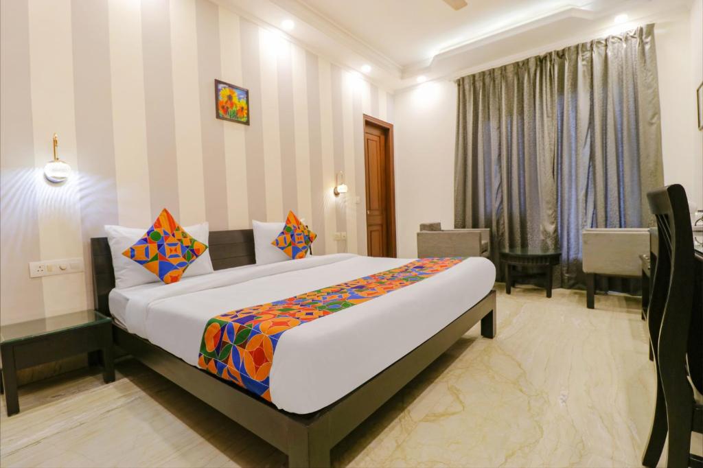 Postel nebo postele na pokoji v ubytování FabHotel RR Residency