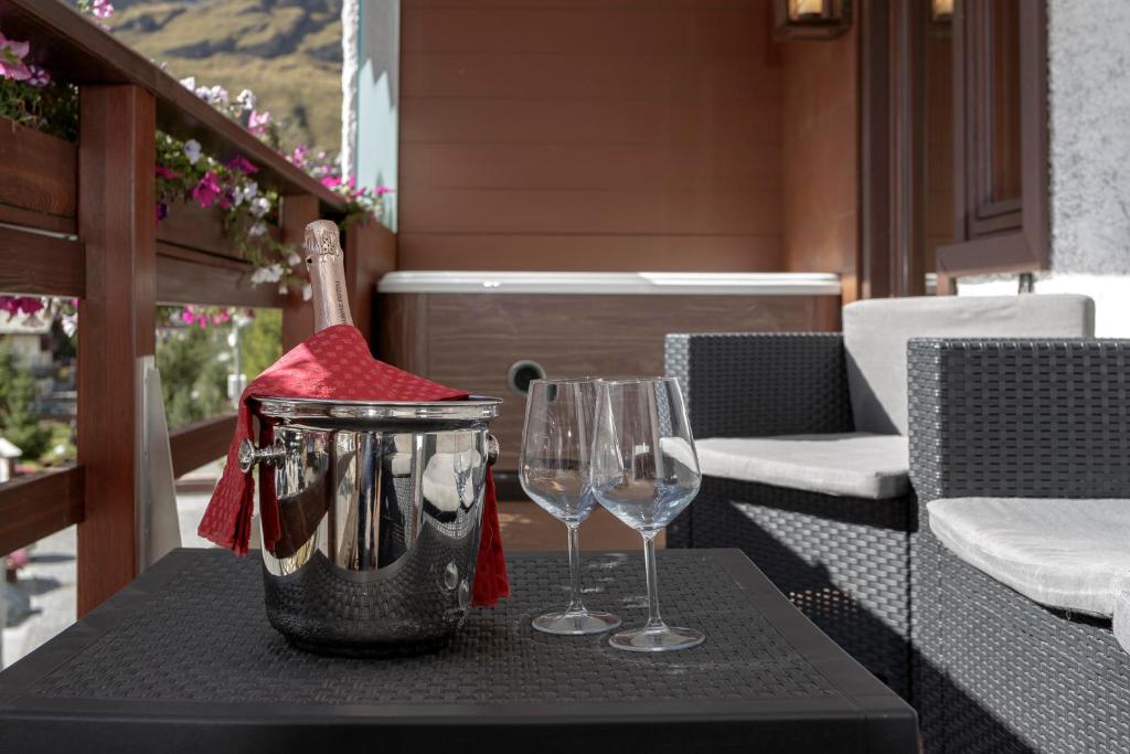 Pića u objektu Ski Apartment Francois Hot Tub & Central Location with hotel services