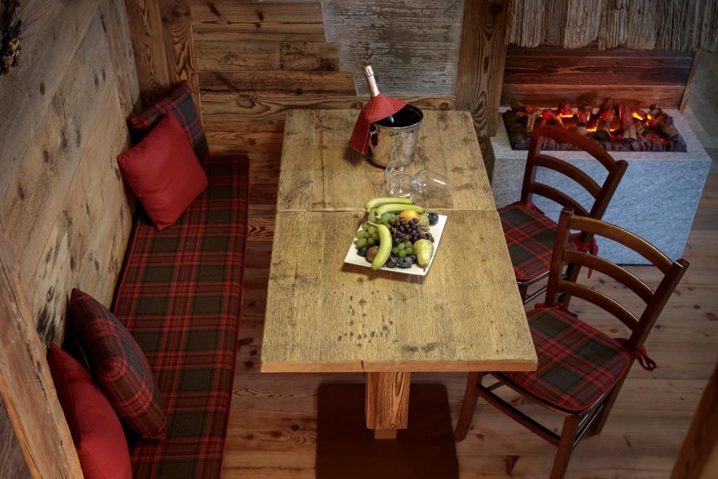 Pića u objektu Ski Apartment Francois Hot Tub & Central Location with hotel services
