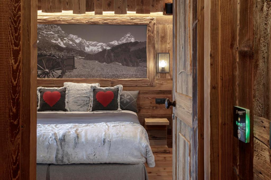 Krevet ili kreveti u jedinici u okviru objekta Ski Apartment Francois Hot Tub & Central Location with hotel services