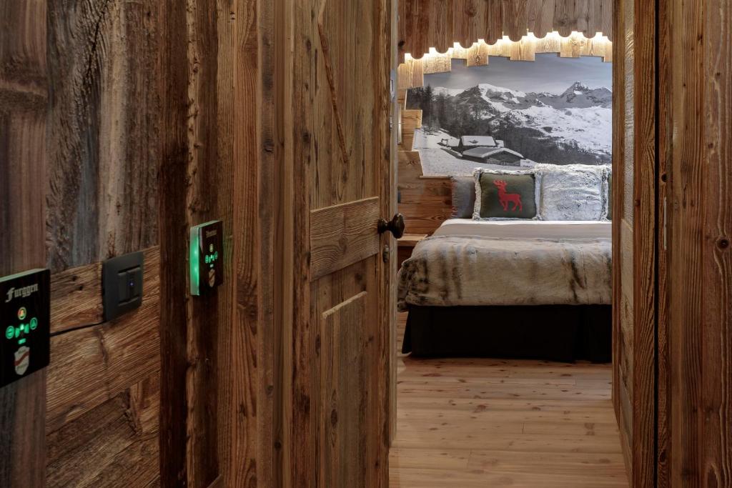 Krevet ili kreveti u jedinici u okviru objekta Ski Apartment Francois Hot Tub & Central Location with hotel services