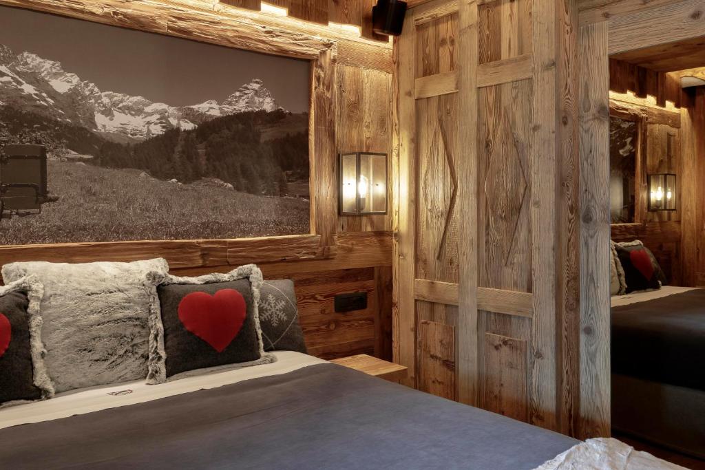 Krevet ili kreveti u jedinici u okviru objekta Ski Apartment Francois Hot Tub & Central Location with hotel services