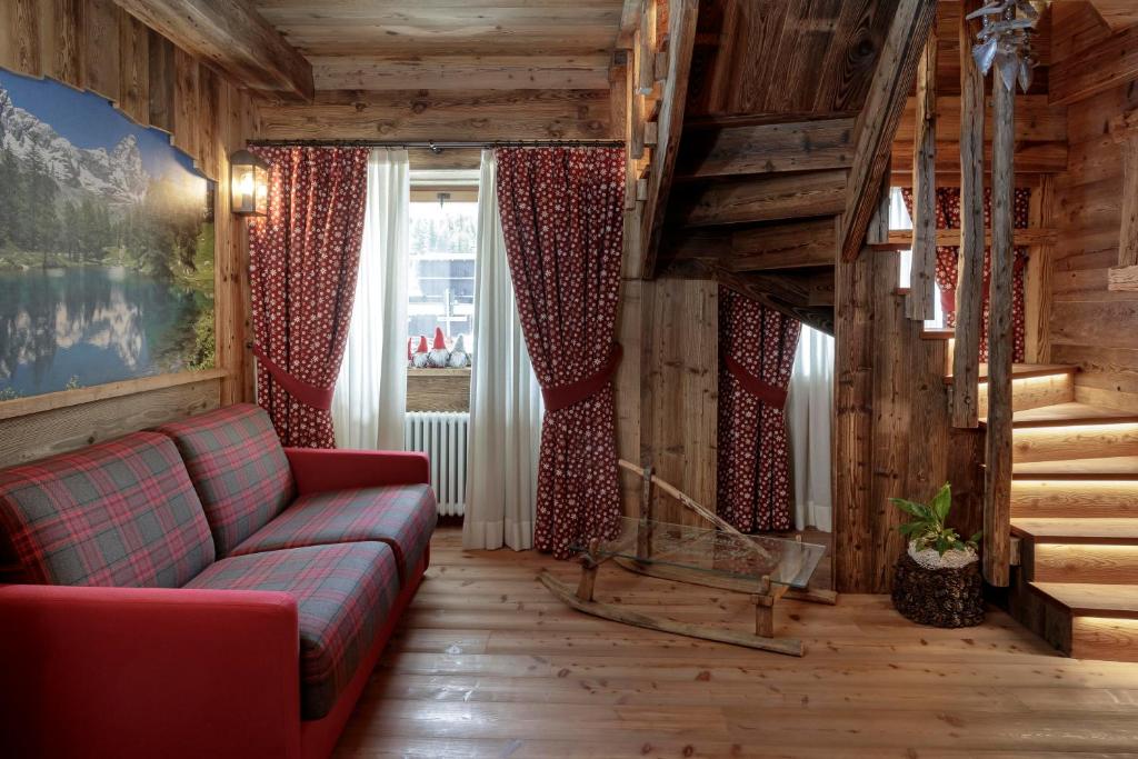 Prostor za sedenje u objektu Ski Apartment Francois Hot Tub & Central Location with hotel services