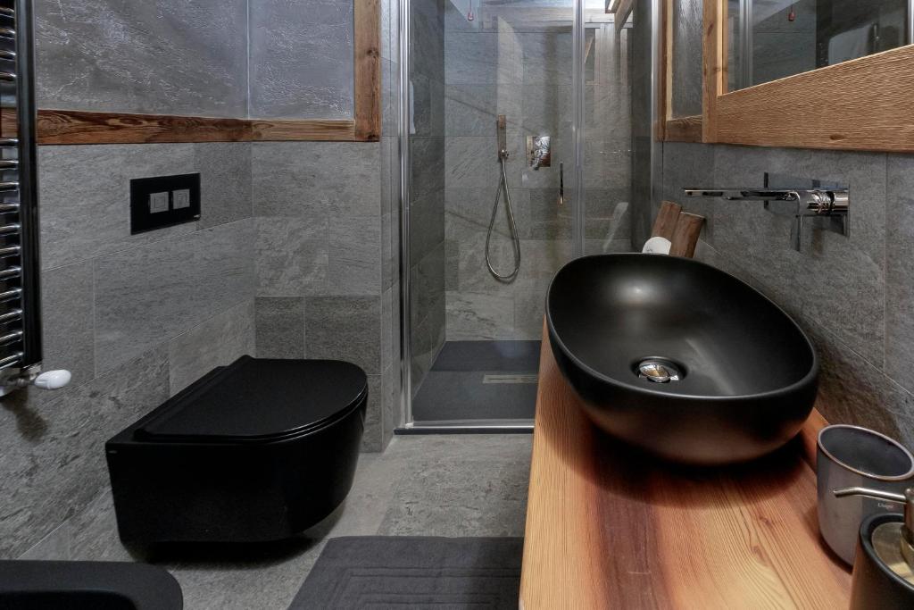 Kupatilo u objektu Ski Apartment Francois Hot Tub & Central Location with hotel services