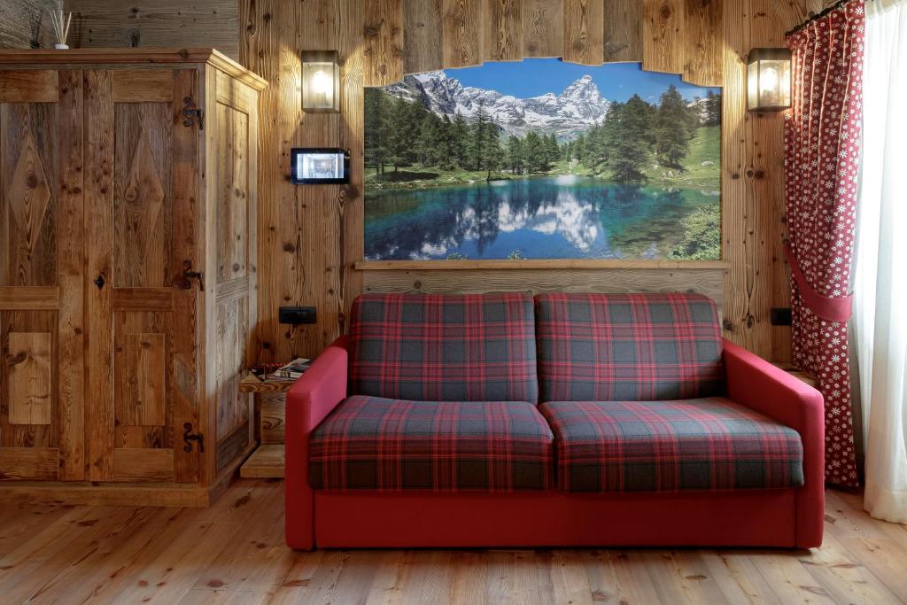 Prostor za sedenje u objektu Ski Apartment Francois Hot Tub & Central Location with hotel services