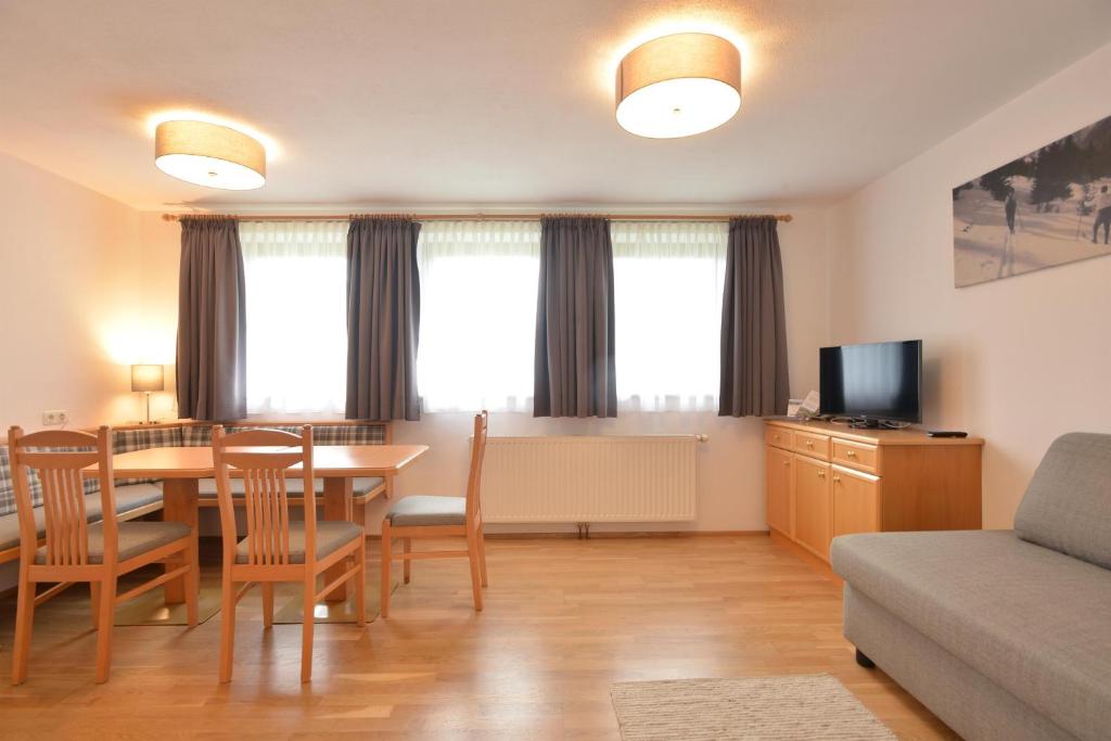 TV a/nebo společenská místnost v ubytování Landhotel Gressenbauer