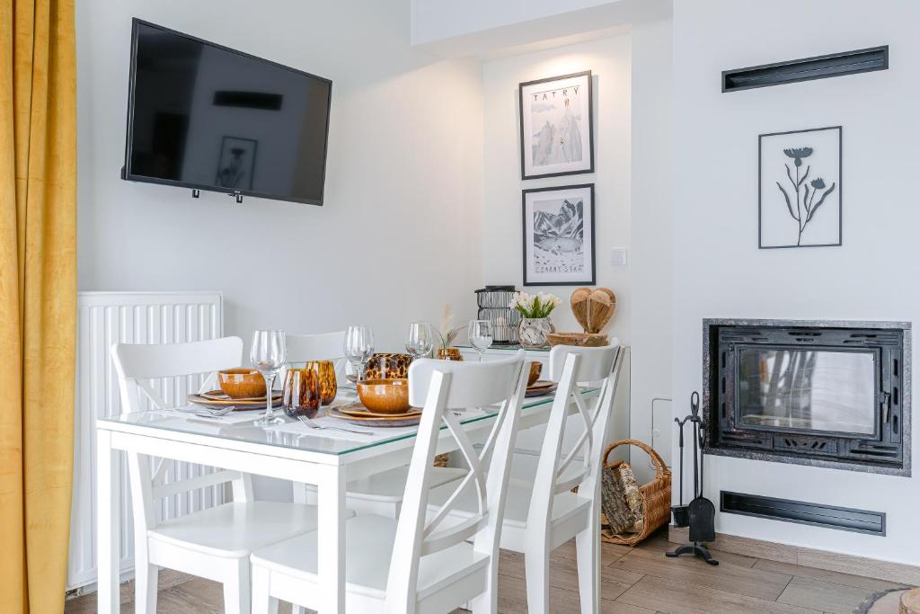 Televízia a/alebo spoločenská miestnosť v ubytovaní Apartamenty Smrekowa Lux Zakopane