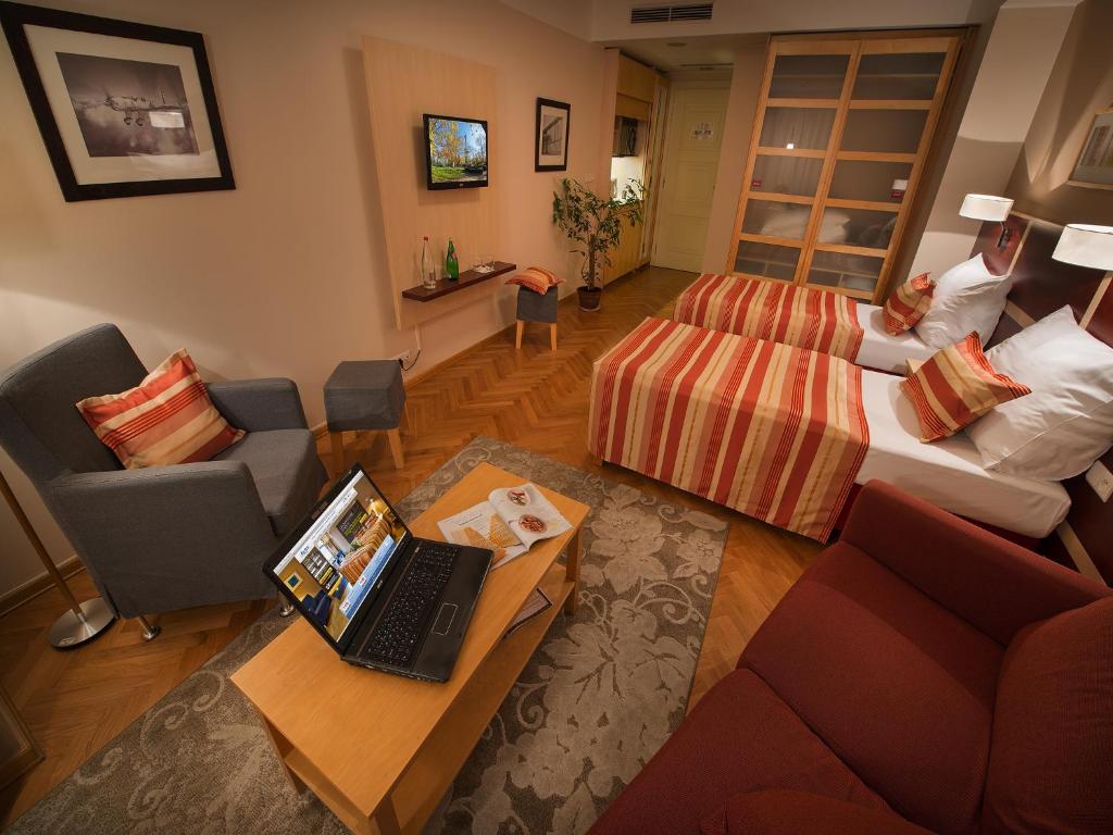 TV a/nebo společenská místnost v ubytování EA Hotel Julis