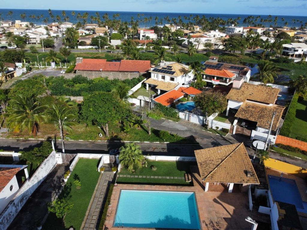 an aerial view of a resort with a swimming pool at Casa Vilas do Atlântico, 3 quartos próximo a praia in Lauro de Freitas