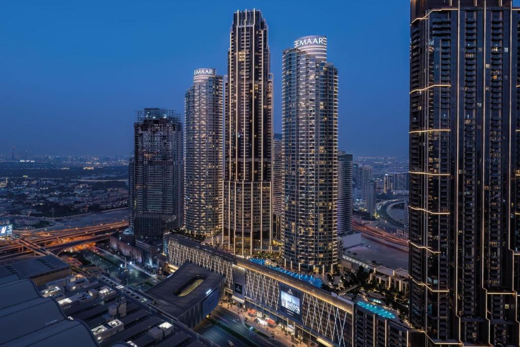 un gruppo di edifici alti in una città di notte di Address Dubai Mall a Dubai