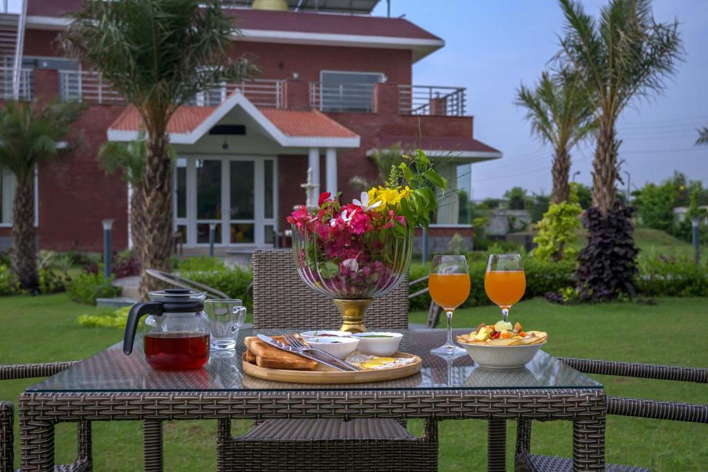 Nápoje v ubytování StayVista at Hillside Paradise 4BHK Villa with Jacuzzi, kids play area, view of Aravalli Hills