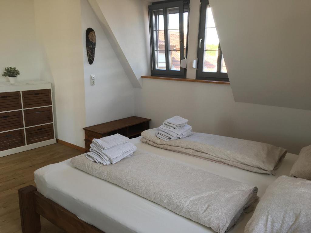 1 dormitorio con 2 camas y toallas. en Häuschen in der Altstadt Dettelbach en Dettelbach