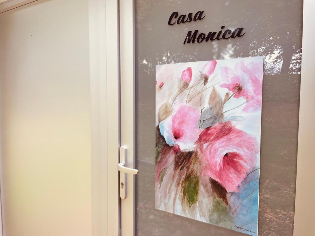 een schilderij van een bloem op een deur bij Casa Monica in Malmedy