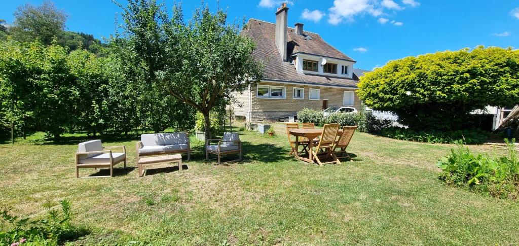 a yard with chairs and a table in front of a house at Gites de charme centre de 2 à 8P, jardin, parking, durable in Honfleur