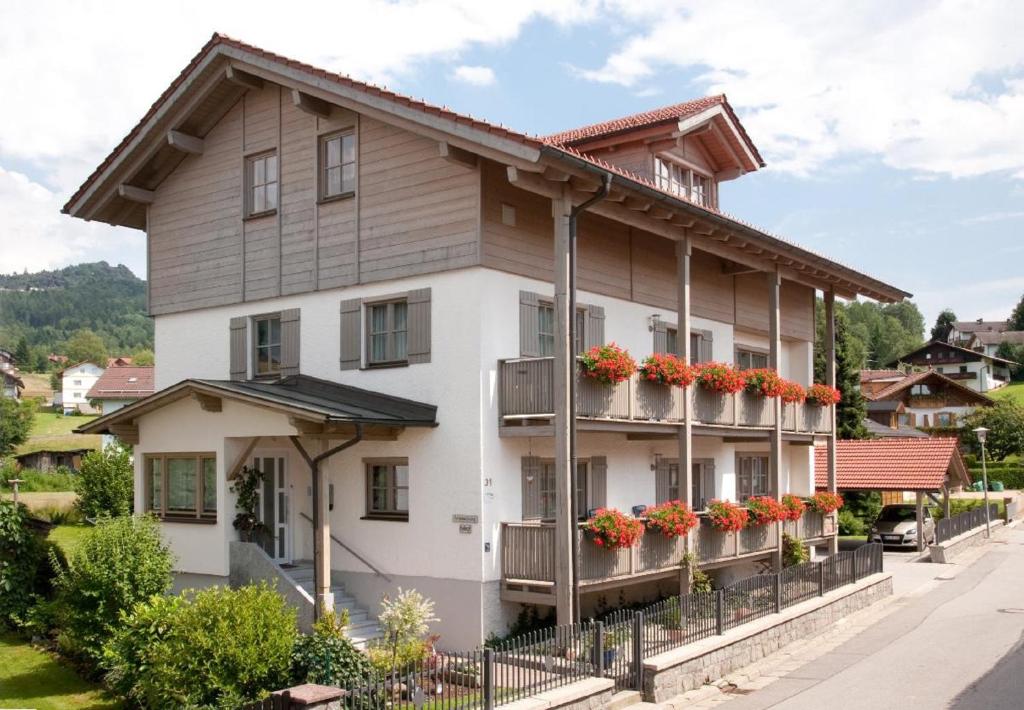 uma casa com caixas de flores nas varandas em Ferienwohnungen Kuchler em Bodenmais