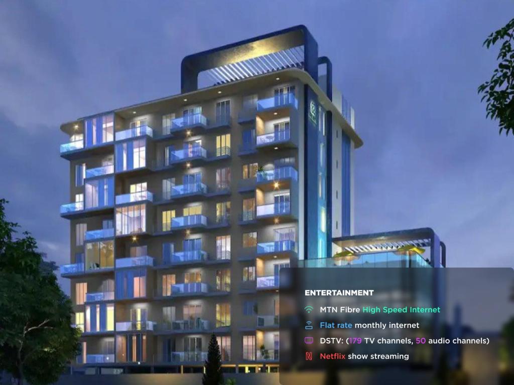 un rendimiento de un edificio con luces encendidas en Luxury 2 Bedroom Apartment with Huge Balcony , Pool, Gym at Tribute House en Accra