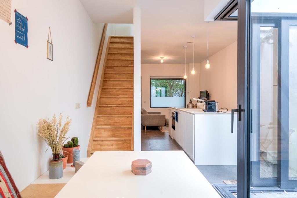 Casa con cocina y sala de estar con escalera. en Stylishly furnished private home in a vibrant area, en Amberes
