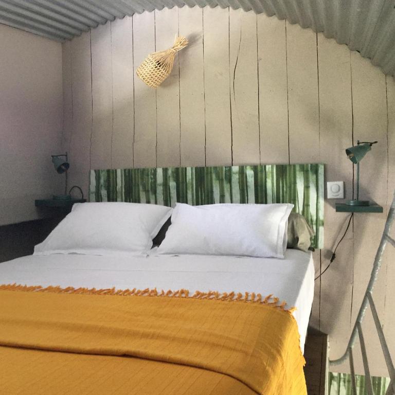 sypialnia z dużym łóżkiem z zagłówkiem w obiekcie A 3 mn à pied du lagon... Chambre Cardinal w mieście Étang-Salé les Bains