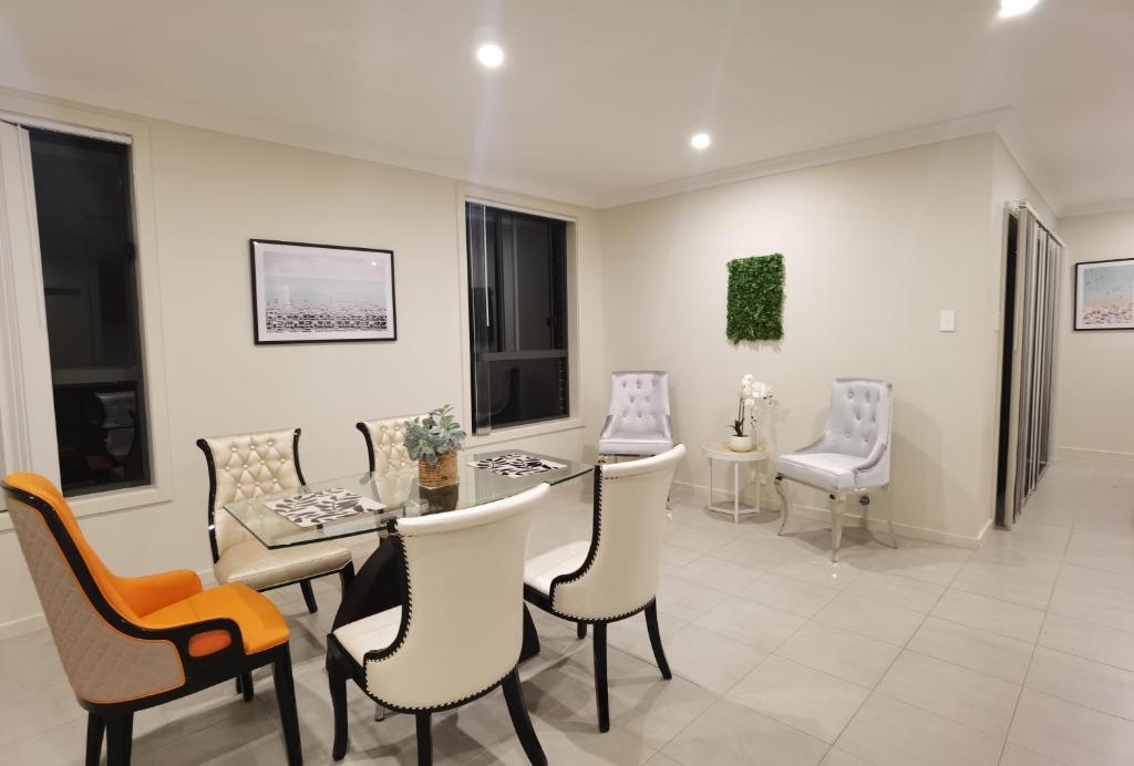 Modern & Spacious house in Gregory Hills - Housity