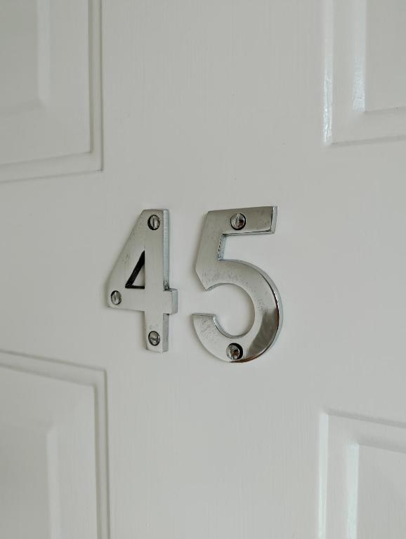 Spacious, Mid-Century 1 bedroom Apartment - 1ベッドルームのアパート